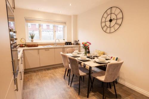 Stylish Detached Upton Home Sleeps 8 Parking in Birkenhead