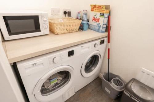 Stylish Detached Upton Home Sleeps 8 Parking in Birkenhead
