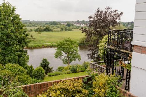 Enjoy river views with your coffee Walk to town - Chester