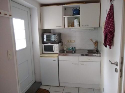 virtuve, Apartment Kleine Ferienwohnung in Groß Mohrdorf mit Terras by Interhome in Gross Mohrdorf