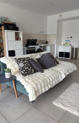 Chambre confortable loggia et salle de bain privative