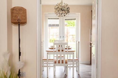 設施, Stylish 3BR Retreat with 6 Beds, Sleeps 7, Parking in 達金菲爾德