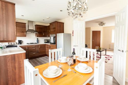 廚房, Stylish 3BR Retreat with 6 Beds, Sleeps 7, Parking in 達金菲爾德