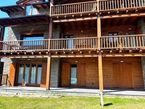 Apartamento en Puigcerda con piscina y Wifi – khách sạn tại Puigcerda