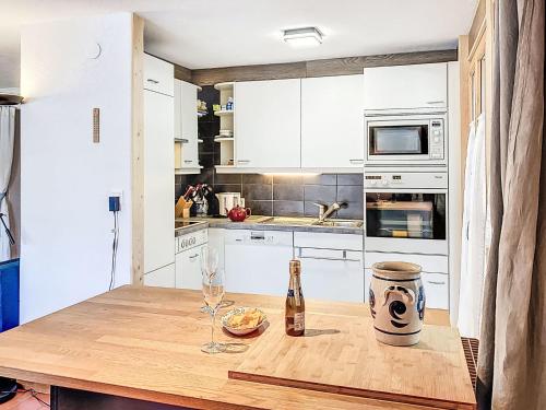 Küche, Apartment Chalet l'Aube by Interhome in Les Diablerets