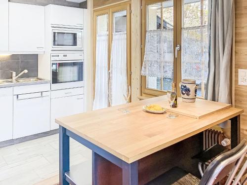 Küche, Apartment Chalet l'Aube by Interhome in Les Diablerets