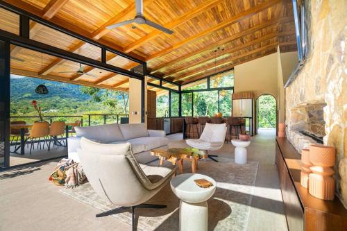 Casa Hamsa - Pool, Mountain Views, Gated, AC, Sonos – khách sạn tại Desamparados