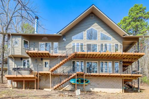Hot Tub & Games Galore! Greers Ferry Lake Home in Fairfield Bay (AR)