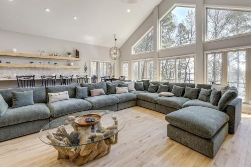 Hot Tub & Games Galore! Greers Ferry Lake Home in Fairfield Bay (AR)