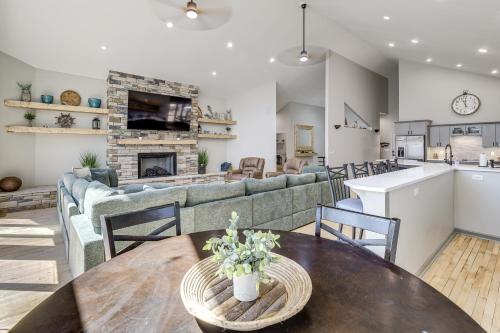 Hot Tub & Games Galore! Greers Ferry Lake Home in Fairfield Bay (AR)
