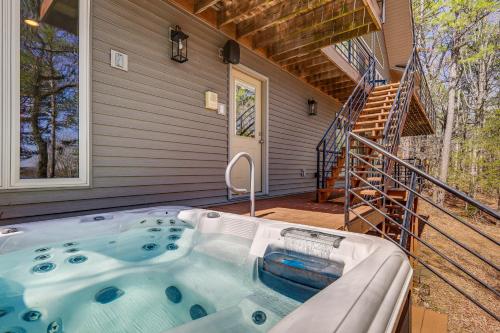 Hot Tub & Games Galore! Greers Ferry Lake Home in Fairfield Bay (AR)
