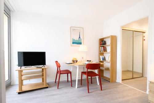 Shared lounge/TV area, Relax-Parc des expos-Wifi by La cle des expos in Vanves