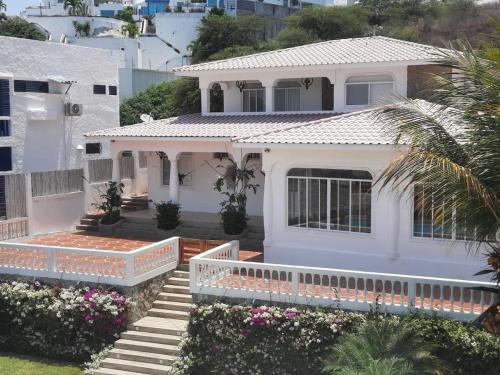 House located at the foot of the sea in Punta Blanca