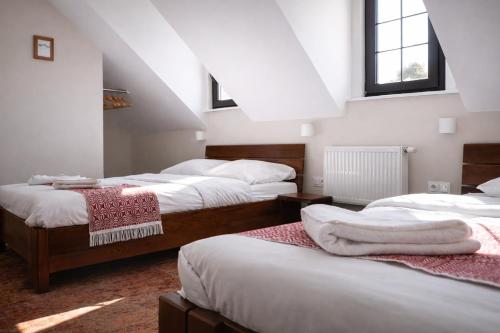 1 double bed, 1 twin bed