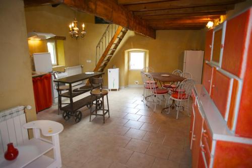 Small village house, bright and quiet in Saint-Christol-de-Rodières