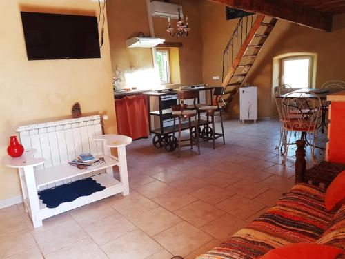 Small village house, bright and quiet in Saint-Christol-de-Rodières