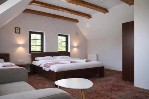 1 queen bed, 1 twin bed, 1 sofa bed