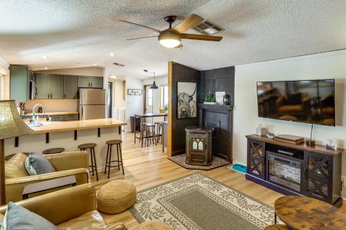 1 Mi to Woodland Lake! Cabin w/ Dog-Friendly Yard – khách sạn tại Pinetop