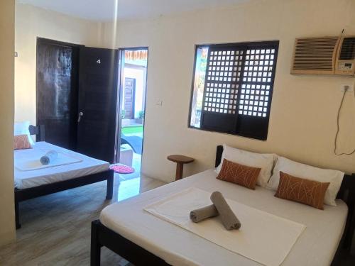 V Hostel Galera - Quad Room in Puerto Galera