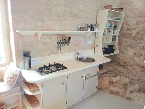 廚房, Moon in 卡斯泰爾諾蒙特拉蒂耶