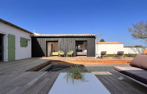 Villa with pool between village, beach, and forest – khách sạn tại Ars En Re