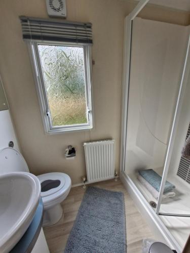 Beautiful 2 bedroom caravan, holiday park Tenby 2