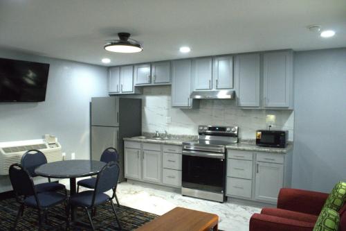 Hometowne Inn & Suites in Scottsburg (IN)