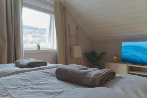 Cozy Nordic Attic with Smart TV & Modern Bathroom in Drammen