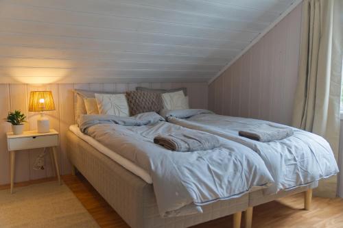 Cozy Nordic Attic with Smart TV & Modern Bathroom in Drammen