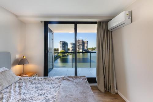 Brand new apartment on the lake 5 min from the airport