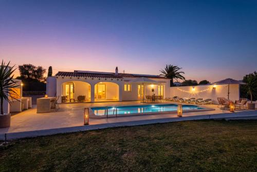 Villa Nuralux - Vistas Espectaculares, Piscina Privada y BBQ – khách sạn tại Mahon