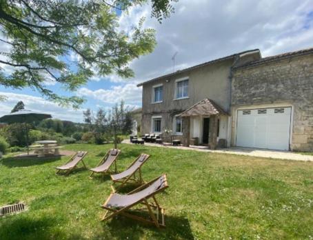 Apkārtne, Grande maison escapade au bord de la rivière in Touvre