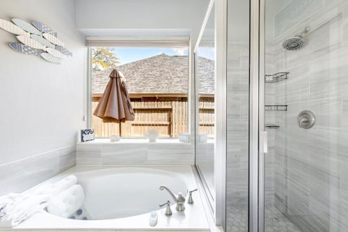 Zuhanyzó, Spacious Serenity Retreat in Mont Belvieu (TX)