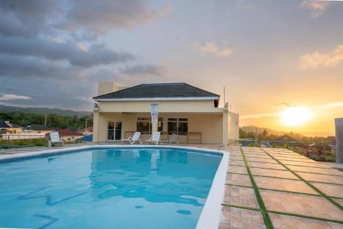 สระว่ายน้ำ, Clares Manor in Ocho Rios with Mini Golf Course in เบรดนัท ฮิลล์