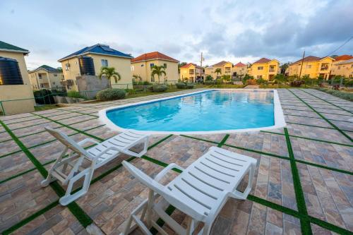 สระว่ายน้ำ, Clares Manor in Ocho Rios with Mini Golf Course in เบรดนัท ฮิลล์