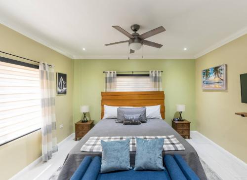 Clares Manor in Ocho Rios with Mini Golf Course in เบรดนัท ฮิลล์
