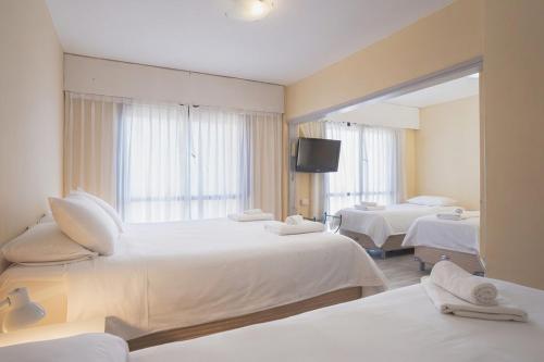 1 queen bed, 3 twin beds