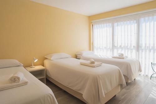 3 twin beds