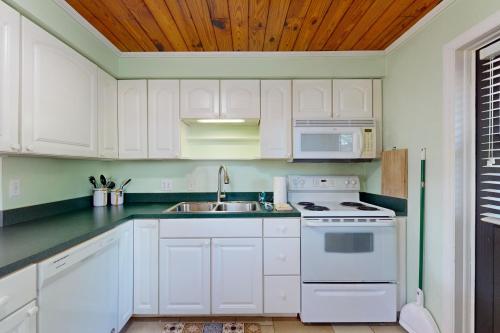 Konyha, Lakeside resort condo with private deck & grill + on-site docks/boat launch in Lake Placid (Florida)