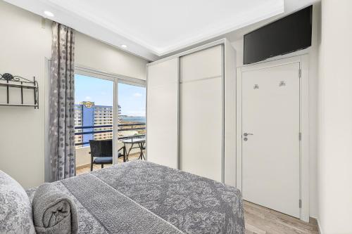 Oceanview Paradise 2BR: High-Speed WiFi & Office | Walk to Beach & Restaurants - image 4