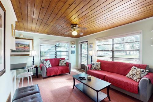 Létesítmények, Lakeside resort condo with private deck & grill + on-site docks/boat launch in Lake Placid (Florida)