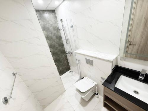 Bright Stylish 1BR in Prime JVC - image 14