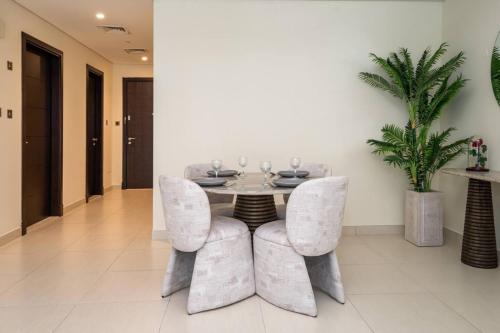 Luxury 1-Bedroom in the Heart of Downtown Dubai - image 5