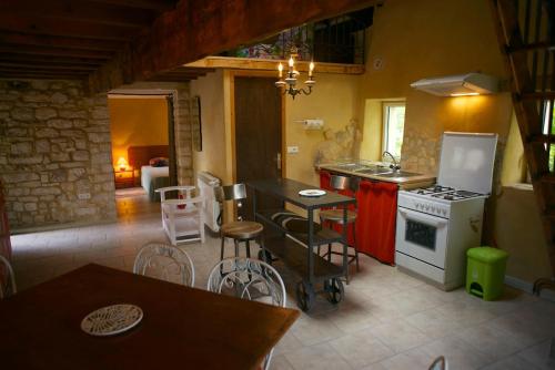 Petite maison de village, lumineuse et silencieuse in Saint-Christol-de-Rodières