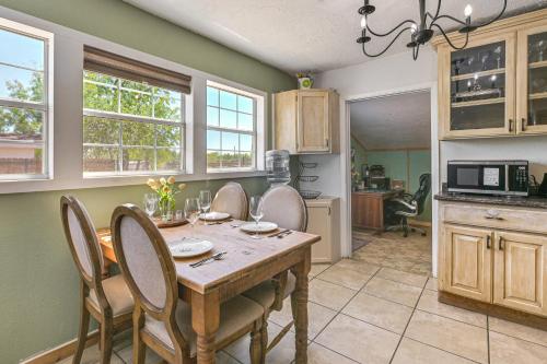 Cozy & Cute Crystal City Home: Shaded Deck w/ BBQ in Kristalsitija (TX)