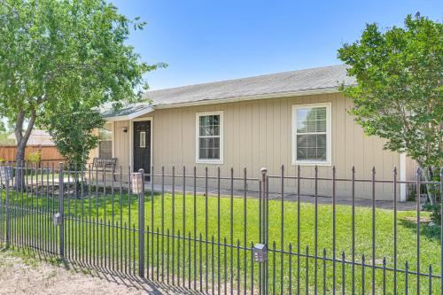 Cozy & Cute Crystal City Home: Shaded Deck w/ BBQ in Kristalsitija (TX)