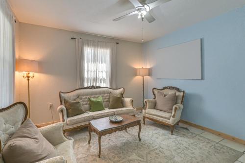Cozy & Cute Crystal City Home: Shaded Deck w/ BBQ in Kristalsitija (TX)