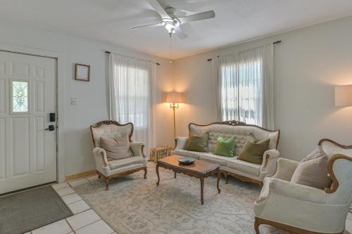 Cozy & Cute Crystal City Home: Shaded Deck w/ BBQ in Kristalsitija (TX)