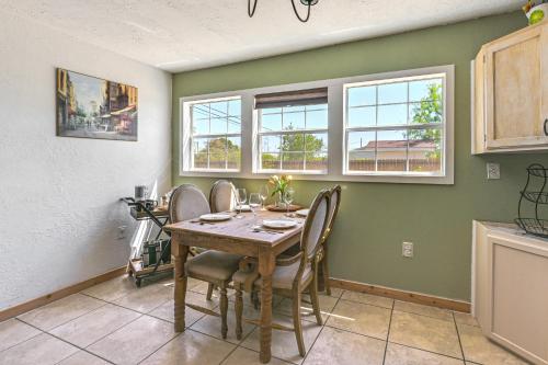 Cozy & Cute Crystal City Home: Shaded Deck w/ BBQ in Kristalsitija (TX)