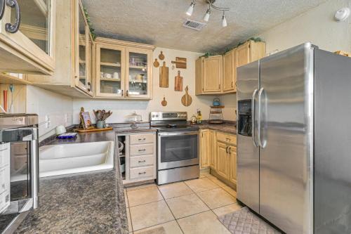 Cozy & Cute Crystal City Home: Shaded Deck w/ BBQ in Kristalsitija (TX)